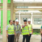 Bupati Aceh Barat Tarmizi bersama Wakil Bupati Said Fadheil meninjau progres pembangunan Rumah Sakit Umum Regional Meulaboh, Minggu (28/12/2025). Foto: Dok. Pemkab Aceh Barat
