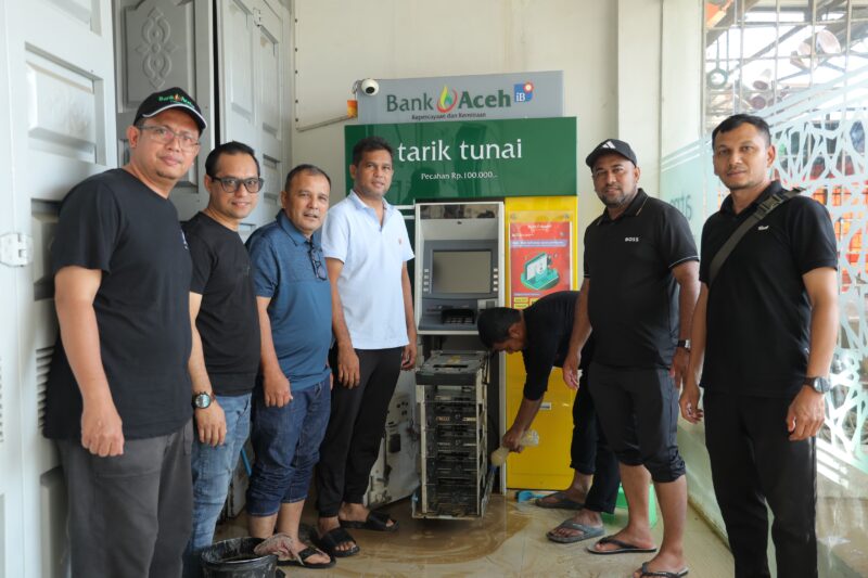 Tim Bank Aceh Syariah melakukan percepatan pemulihan layanan di wilayah terdampak banjir Aceh Utara. Foto: Dok. Istimewa
