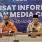 Kepala Basarnas Banda Aceh, Ibnu Harris Al Hussain didampingi Juru Bicara Posko Tanggap Darurat Bencana Hidrometeorologi Aceh, Murthalamuddin, dalam konferensi pers yang digelar di Media Center Posko Tanggap Darurat, Banda Aceh, Senin (8/12/2025) siang. Foto: Dok. Biro Adpim Setda Aceh 