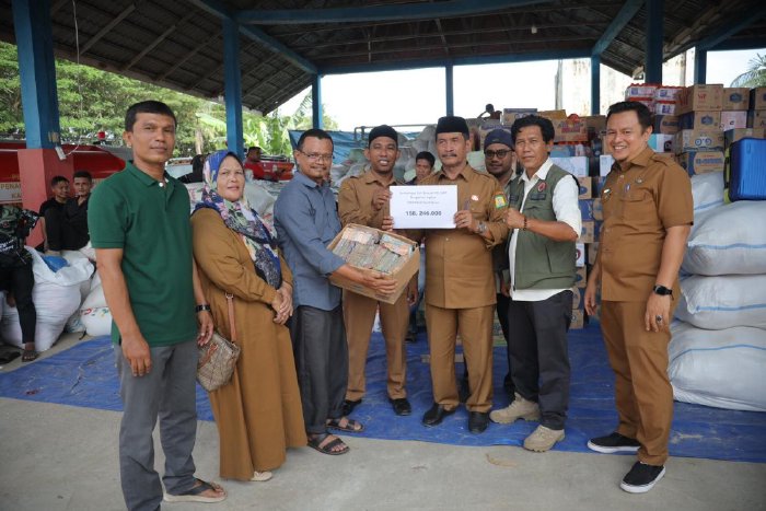 Wakil Bupati Aceh Besar Drs. H. Syukri A. Jalil menerima bantuan donasi dari Disdikbud Aceh Besar di Gudang BPBD Aceh Besar, Kecamatan Sukamakmur, Senin (8/12/2025). Foto: Dok. MC Aceh Besar