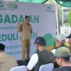 Sekda Aceh, M. Nasir, S.IP, MPA, saat memberikan sambutan serta melepas secara resmi tim relawan yang menyalurkan bantuan tanggap darurat untuk korban bencana banjir Aceh yang berasal dari PT Pegadaian, di Kantor Cabang Pegadaian Banda Aceh, Senin (8/12/2025). Foto: Dok. Biro Adpim Setda Aceh 