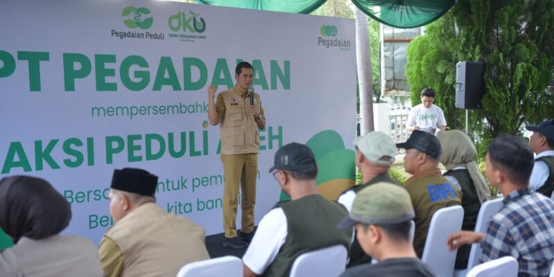 Sekda Aceh, M. Nasir, S.IP, MPA, saat memberikan sambutan serta melepas secara resmi tim relawan yang menyalurkan bantuan tanggap darurat untuk korban bencana banjir Aceh yang berasal dari PT Pegadaian, di Kantor Cabang Pegadaian Banda Aceh, Senin (8/12/2025). Foto: Dok. Biro Adpim Setda Aceh 
