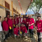 Relawan Lembaga Wali Nanggroe membersihkan fasilitas SMA Negeri 2 Percontohan Karang Baru, Aceh Tamiang, yang terdampak banjir dan longsor. Foto: Dok. Istimewa