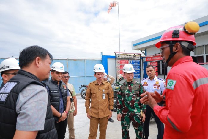 Bupati Aceh Barat, Tarmizi, memberikan keterangan terkait ketersediaan BBM, LPG, dan bahan pokok di Meulaboh, Kamis (4/12/2025). Foto: Dok. Pemkab Aceh Barat
