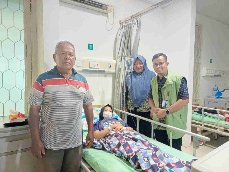 Sofyan Hasbi mendampingi putrinya, Siti Arifah, saat menjalani rawat inap menggunakan layanan Program JKN di RS Prima Inti Medika Aceh Utara. Foto: Dok. Istimewa