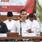 Rapat koordinasi pemerintah pusat dan Pemerintah Aceh membahas rehabilitasi dan rekonstruksi infrastruktur pascabencana banjir dan longsor di Kantor Gubernur Aceh, Jumat (19/12/2025). Foto: Dok. Biro Adpim Setda Aceh 