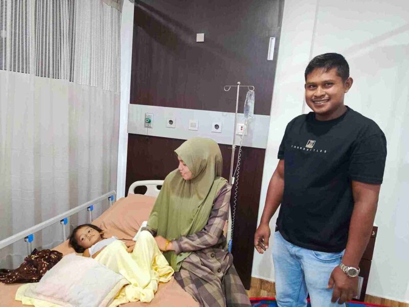 Mudahar mendampingi anaknya yang menjalani perawatan penyakit tifus di rumah sakit swasta di Kota Lhokseumawe menggunakan layanan Program JKN. Foto: Dok. Istimewa