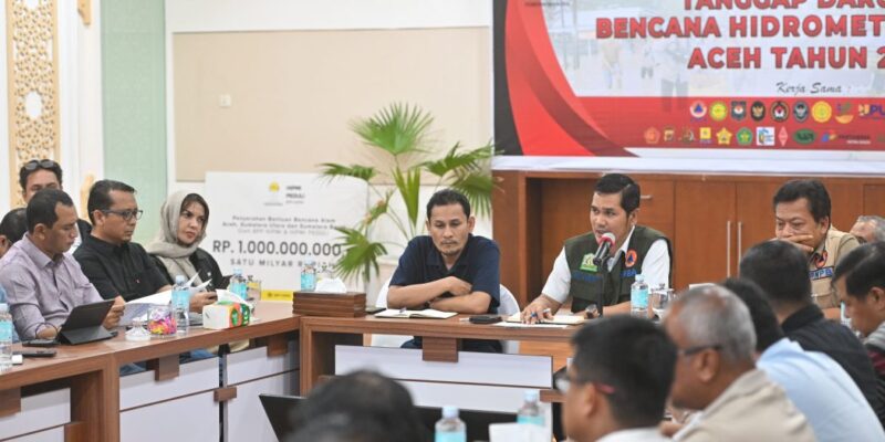 Sekda Aceh M. Nasir memimpin rapat koordinasi penanganan bencana hidrometeorologi dan meminta penguatan layanan kesehatan darurat di wilayah terdampak banjir, Sabtu (6/12/2025). Foto: Dok. Biro Adpim Setda Aceh 