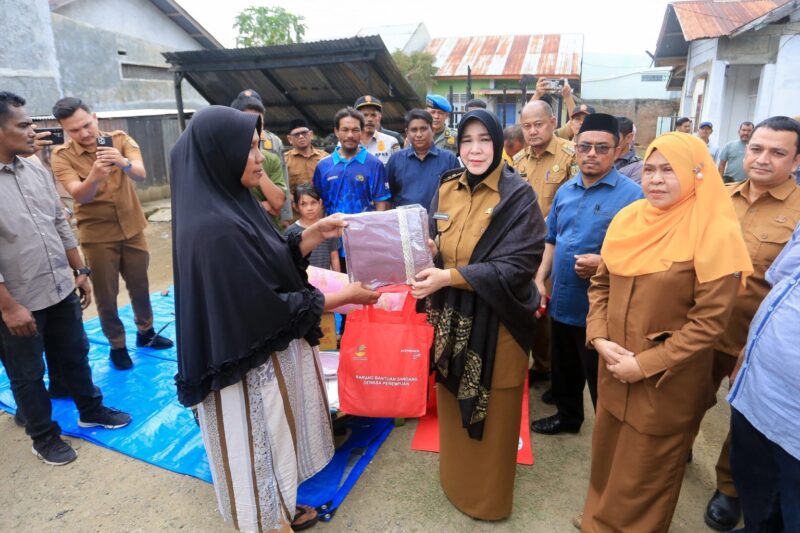 Wali Kota Banda Aceh Illiza Sa’aduddin Djamal menyerahkan bantuan masa panik kepada korban kebakaran di Gampong Jeulingke, Kecamatan Syiah Kuala, Rabu (15/12/2025). Foto: Dok. Prokopim Kota Banda Aceh