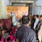 Tim Terpadu Pemkab Aceh Barat melakukan pengawasan distribusi LPG 3 Kg di salah satu pangkalan di Meulaboh, Rabu (17/12/2025). Foto: Dok. Pemkab Aceh Barat
