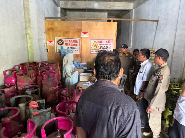 Tim Terpadu Pemkab Aceh Barat melakukan pengawasan distribusi LPG 3 Kg di salah satu pangkalan di Meulaboh, Rabu (17/12/2025). Foto: Dok. Pemkab Aceh Barat