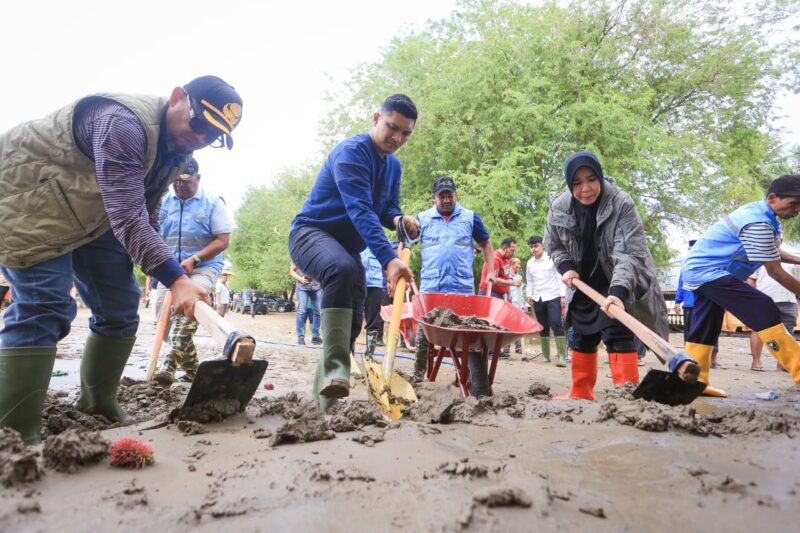 Wali Kota Banda Aceh Illiza Sa’aduddin Djamal ikut membersihkan Masjid Jamik Nurul Huda dan menyalurkan bantuan kepada warga terdampak banjir di Peusangan, Bireuen, Ahad (7/12/2025). Foto: Dok. Prokopim Kota Banda Aceh