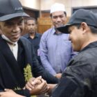 Wakil Gubernur Aceh Fadhlullah menyambut kedatangan Ustaz Abdul Somad di Bandara Sultan Iskandar Muda, Aceh Besar, dalam rangka peringatan 21 tahun tsunami Aceh, Kamis (25/12/2025). Foto: Dok. Biro Adpim Setda Aceh 