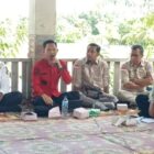 Bupati Aceh Barat, Tarmizi, SP., MM., berdialog dengan perwakilan petani saat Musyawarah Petani Pasca Bencana di Gampong Marek, Kecamatan Johan Pahlawan, Meulaboh, Minggu (21/12/2025). Foto: Dok. Pemkab Aceh Barat
