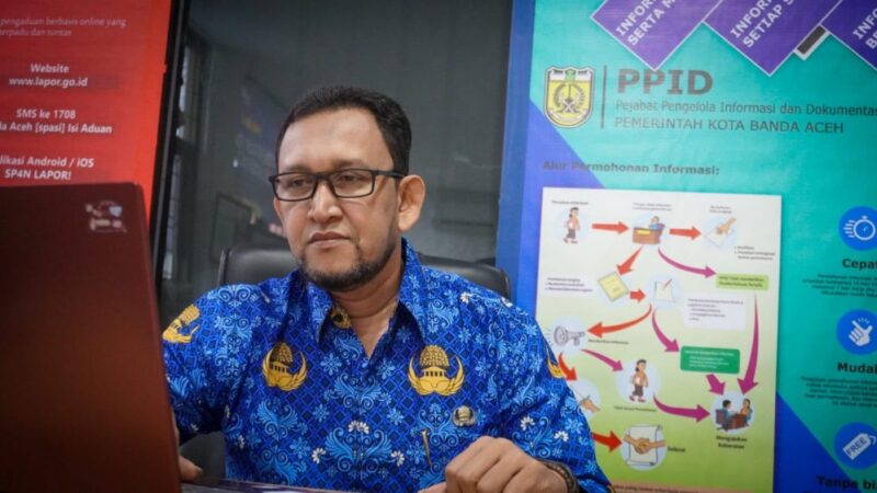 Kepala Bidang Pengelolaan Informasi Publik Diskominfotik Banda Aceh, Rahadian ST, menyampaikan capaian dua penghargaan nasional dan provinsi yang diraih pada tahun 2025, Jumat (12/12/2025). Foto: Dok. Diskominfo Kota Banda Aceh