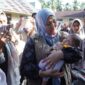 Ketua TP-PKK Aceh Besar, Hj. Rita Mayasari, mengunjungi korban banjir di Pidie Jaya, Sabtu (13/12/2024). Foto: Dok. MC Aceh Besar