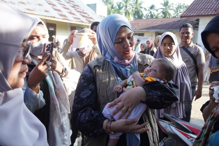 Ketua TP-PKK Aceh Besar, Hj. Rita Mayasari, mengunjungi korban banjir di Pidie Jaya, Sabtu (13/12/2024). Foto: Dok. MC Aceh Besar