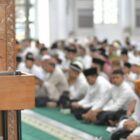 Wakil Gubernur Aceh Fadhlullah bersama Ustadz Abdul Somad dan ribuan jamaah saat doa bersama peringatan 21 Tahun Tsunami Aceh di Masjid Raya Baiturrahman, Banda Aceh, Jumat (24/12/2025). Foto: Dok. Biro Adpim Setda Aceh 
