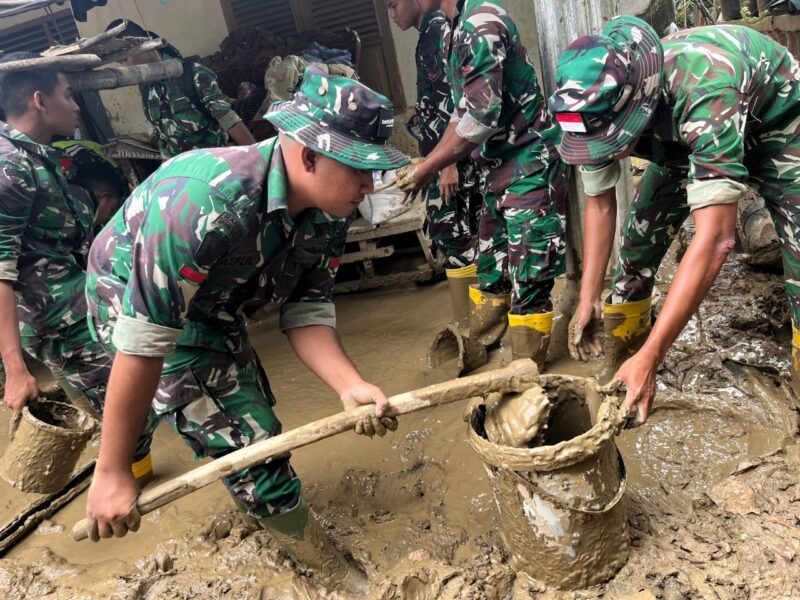 Personel Yonif TP 857/GG Bantu Bersihkan Rumah Lansia Terdampak Banjir di Gampong Adan Pidie. Foto: Dok. Istimewa