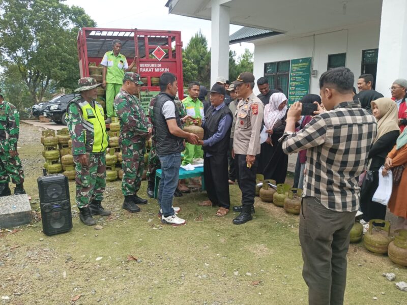 Ket Foto :Babinsa Koramil 07/Atu Lintang Laksanakan Pengamanan Distribusi Gas Elpiji 3 Kg.(Dok: Pendim 0106/Aceh Tengah/Acehnow 