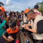 Ket foto: Relawan Blood For Life Foundation (BFLF) membagikan parsel makanan ringan kepada anak-anak korban banjir di lokasi pengungsian dalam rangkaian Milad ke-15 BFLF di Aceh, sebagai bentuk dukungan psikososial dan pemulihan trauma pascabencana.(Dok:Ist/Acehnow)