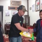 Koordinator BFLF, Bung Rianda,(Kiri) menyerahkan bantuan kemanusiaan kepada Mustakim Camat Syiah Utama (Kanan) sebagai bentuk kepedulian terhadap masyarakat terdampak bencana.(Dok: Rahmat Ramadhan/Acehnow)