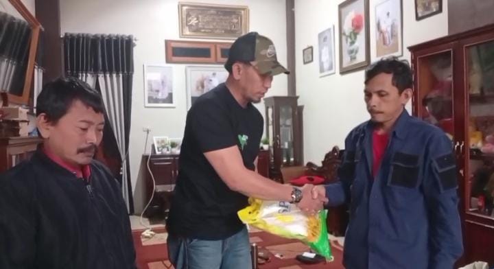 Koordinator BFLF, Bung Rianda,(Kiri) menyerahkan bantuan kemanusiaan kepada Mustakim Camat Syiah Utama (Kanan) sebagai bentuk kepedulian terhadap masyarakat terdampak bencana.(Dok: Rahmat Ramadhan/Acehnow)