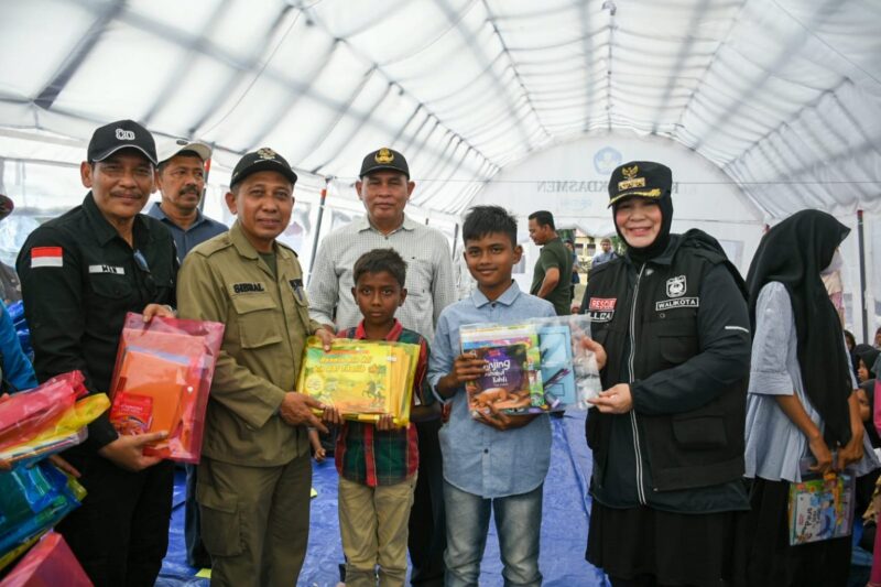 Wali Kota Banda Aceh Illiza Sa’aduddin Djamal saat menyerahkan bantuan dan melakukan trauma healing kepada siswa korban banjir bandang di Kecamatan Meurah Dua, Kabupaten Pidie Jaya, Kamis (1/1/2026). Foto: Dok. Prokopim Kota Banda Aceh