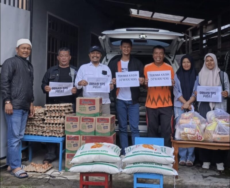 SPS Aceh menyalurkan bantuan sembako dari Dewan Pers kepada wartawan anggota SPS di wilayah Dataran Tinggi Aceh, Minggu (4/1/2026). Foto: Dok. Istimewa 
