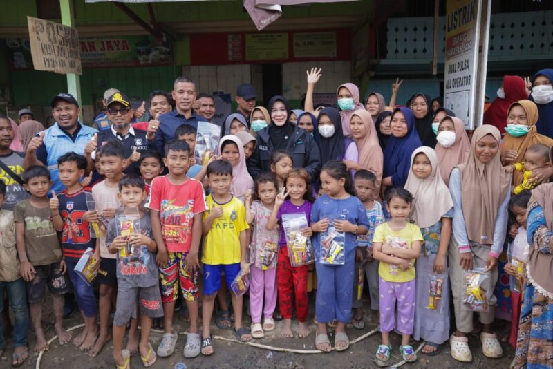 Wali Kota Banda Aceh Illiza Sa’aduddin Djamal saat meninjau langsung dan menyalurkan bantuan kepada warga Gampong Babah Krung, Kecamatan Sawang, Aceh Utara, korban banjir bandang, Sabtu (3/1/2026). Foto: Dok. Prokopim Kota Banda Aceh