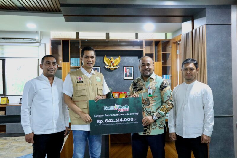 Direktur Utama Bank Aceh, Fadhil Ilyas, menyerahkan secara simbolis bantuan Bank Aceh Peduli senilai Rp 642 juta kepada Sekda Aceh Muhammad Nasir di Kantor Gubernur Aceh, Jumat (2/1/2026). Foto: Dok. Istimewa