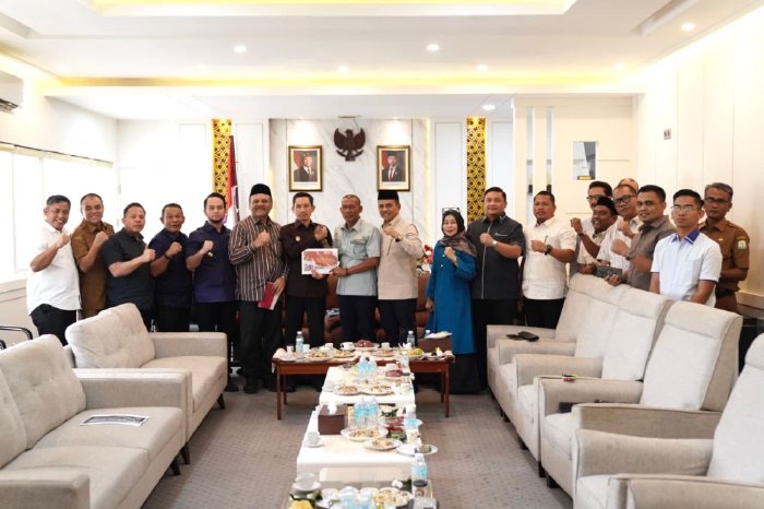 Pemkab Aceh Barat dan DPRK Aceh Barat melakukan audiensi dengan DPRA di Banda Aceh terkait perjuangan anggaran pembangunan Rumah Sakit Regional Meulaboh, Selasa (6/1/2025). Foto: Dok. Pemkab Aceh Barat