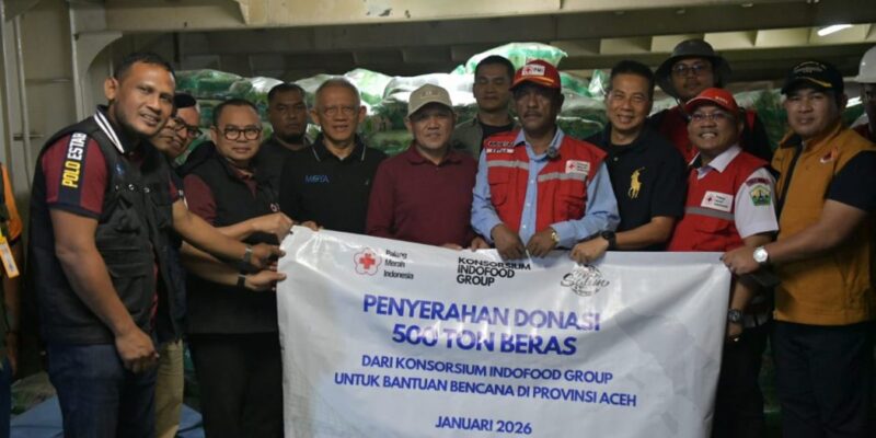 Wakil Gubernur Aceh Fadhlullah menerima bantuan kemanusiaan dari Pengurus Pusat PMI Nasional Sudirman Said di Pelabuhan Krueng Geukuh, Aceh Utara, Jumat (9/1/2026). Foto: Dok. Biro Adpim Setda Aceh