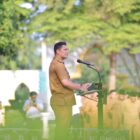 Wakil Wali Kota Banda Aceh, Afdhal Khalilullah, memimpin apel gabungan perdana awal tahun 2026 di halaman Balai Kota Banda Aceh, Senin (12/1/2026). Foto: Dok. Prokopim Kota Banda Aceh