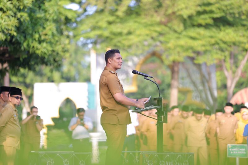 Wakil Wali Kota Banda Aceh, Afdhal Khalilullah, memimpin apel gabungan perdana awal tahun 2026 di halaman Balai Kota Banda Aceh, Senin (12/1/2026). Foto: Dok. Prokopim Kota Banda Aceh