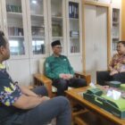 Kepala Disdukcapil Kota Banda Aceh, Heru Triwijanarko, menjelaskan rencana layanan KTP-el dan KK langsung bagi pasangan yang menikah di tiga masjid besar Banda Aceh. Foto: Dok. Diskominfo Kota Banda Aceh