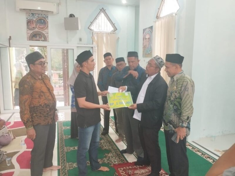 Darwin Hutagaol saat mengucapkan dua kalimat syahadat di Dinas Syariat Islam Kota Banda Aceh, disaksikan oleh Ketua Baitul Mal dan jajaran DSI, Kamis (8/1/2026). Foto: Dok. Diskominfo Kota Banda Aceh