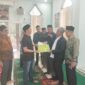 Darwin Hutagaol saat mengucapkan dua kalimat syahadat di Dinas Syariat Islam Kota Banda Aceh, disaksikan oleh Ketua Baitul Mal dan jajaran DSI, Kamis (8/1/2026). Foto: Dok. Diskominfo Kota Banda Aceh
