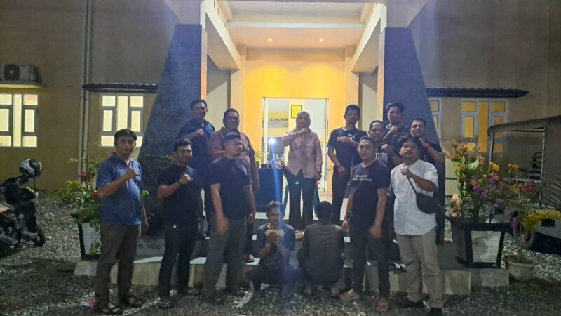 Pelaku pencurian dengan kekerasan berinisial RS saat diamankan petugas gabungan di Polsek Baiturrahman, Banda Aceh, Rabu malam (21/1/2026). Foto: Dok. Istimewa