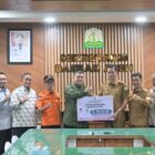 Sekretaris Daerah Aceh M. Nasir menerima secara simbolis bantuan kemanusiaan Rp500 juta dari Wali Kota Makassar Munafri Arifuddin di Kantor Gubernur Aceh, Senin (5/1/2026). Foto: Dok. Biro Adpim Setda Aceh