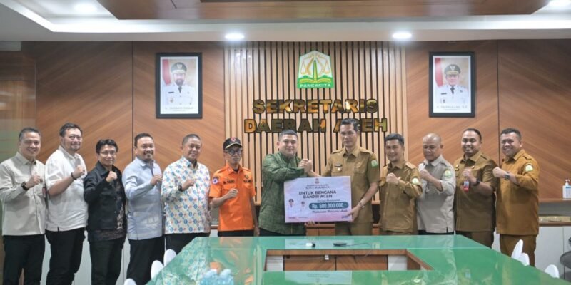 Sekretaris Daerah Aceh M. Nasir menerima secara simbolis bantuan kemanusiaan Rp500 juta dari Wali Kota Makassar Munafri Arifuddin di Kantor Gubernur Aceh, Senin (5/1/2026). Foto: Dok. Biro Adpim Setda Aceh