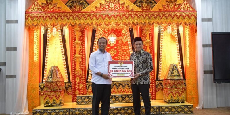 Wakil Gubernur Aceh Fadhlullah menerima bantuan kemanusiaan dari Gubernur Sulawesi Selatan Andi Sudirman Sulaiman untuk penanganan korban banjir dan longsor di Aceh, Jumat (9/1/2026). Foto: Dok. Biro Adpim Setda Aceh 