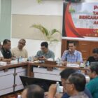 Sekretaris Daerah Aceh, M. Nasir, memimpin rapat persiapan penugasan Relawan ASN Tahap II di Posko Tanggap Darurat Kantor Gubernur Aceh, Kamis (1/1/2026). Foto: Dok. Biro Adpim Setda Aceh