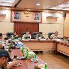 Bupati Aceh Barat Tarmizi SP, MM memimpin Rakor Bupati dan Wali Kota se-Barsela Aceh bersama Kepala BNPB Letjen TNI Suharyanto di Aula Teuku Umar, Meulaboh, Sabtu (3/12/2026). Foto: Dok. Pemkab Aceh Barat