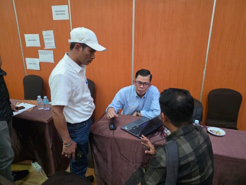 Kepala Bidang Sarana dan Prasarana Dinas Pendidikan Aceh, Dahlawi, S.Kom., M.Si., memberikan arahan kepada peserta Revitalisasi unsur Kepala Sekolah SMK dan SLB dalam proses penghitungan Rencana Anggaran Biaya (RAB), Jumat (30/1/2026). Foto: Dok. Istimewa