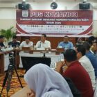 Sekda Aceh, M. Nasir, S.IP, MPA, saat memimpin Rapat Pertumbuhan Ekonomi Pascabencana Hidrometeorologi, yang diikuti para Asisten, Kepala SKPA/Biro, NGO/OKP, dan lintas sektor terkait, di Posko Tanggap Darurat Bencana Hidrometeorologi Aceh Tahun 2026, Setda Aceh, Banda Aceh, Minggu (11/1/2026). Foto: Dok. Biro Adpim Setda Aceh 