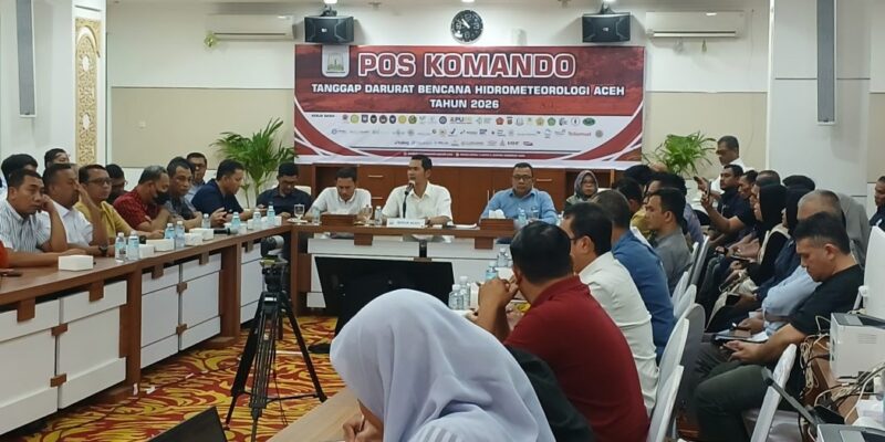 Sekda Aceh, M. Nasir, S.IP, MPA, saat memimpin Rapat Pertumbuhan Ekonomi Pascabencana Hidrometeorologi, yang diikuti para Asisten, Kepala SKPA/Biro, NGO/OKP, dan lintas sektor terkait, di Posko Tanggap Darurat Bencana Hidrometeorologi Aceh Tahun 2026, Setda Aceh, Banda Aceh, Minggu (11/1/2026). Foto: Dok. Biro Adpim Setda Aceh 