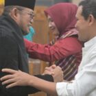 Wakil Gubernur Aceh H. Fadhlullah bersama Ketua TP PKK Aceh Marlina Muzakir menyambut kedatangan Gubernur Kalimantan Timur Rudy Mas’ud di Bandara Sultan Iskandar Muda, Aceh Besar, Jumat (2/1/2026). Foto: Dok. Biro Adpim Setda Aceh