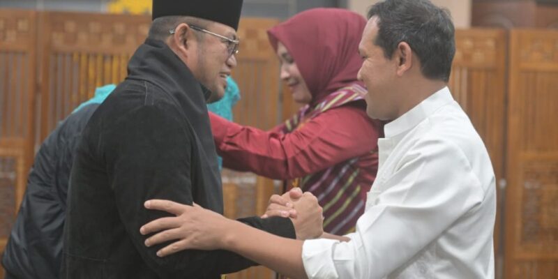 Wakil Gubernur Aceh H. Fadhlullah bersama Ketua TP PKK Aceh Marlina Muzakir menyambut kedatangan Gubernur Kalimantan Timur Rudy Mas’ud di Bandara Sultan Iskandar Muda, Aceh Besar, Jumat (2/1/2026). Foto: Dok. Biro Adpim Setda Aceh