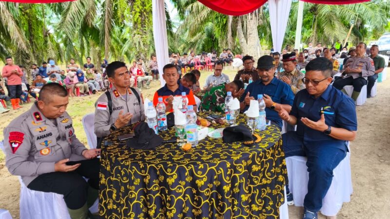 Kapolda Aceh Irjen Pol. Drs. Marzuki Ali Basyah berdoa bersama usai meresmikan pematangan lahan pembangunan Hunian Tetap (Huntap) Polri bagi warga korban banjir di Kabupaten Aceh Tamiang, Selasa (13/1/2026). Foto: Dok. Istimewa